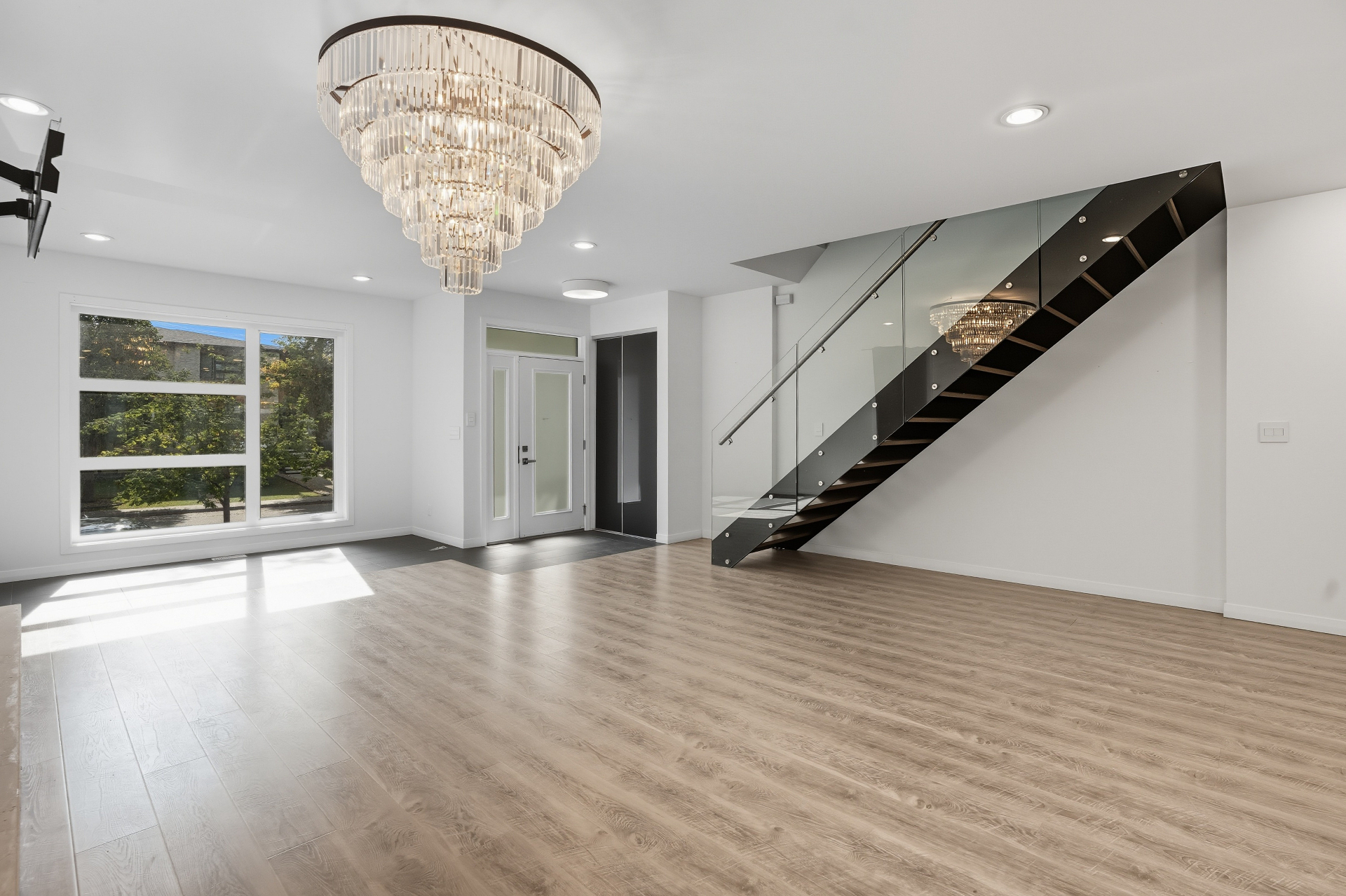 近8街2015年半独立别墅出售·1105 7th St. E——林与唐地产 - 2